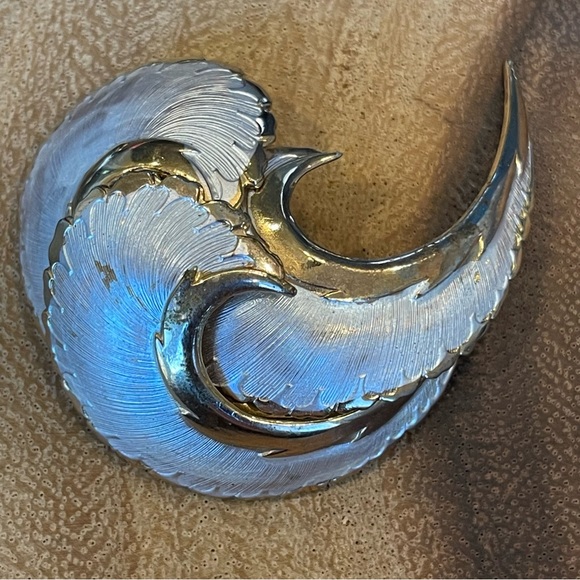 Vintage Coro Feather brooch & clip on earrings Demi parure gold and silver tone - Picture 4 of 15